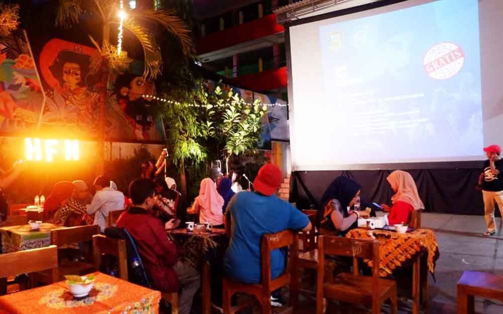 Acara nonton bioskop di halaman sekolah SMK di Surabaya