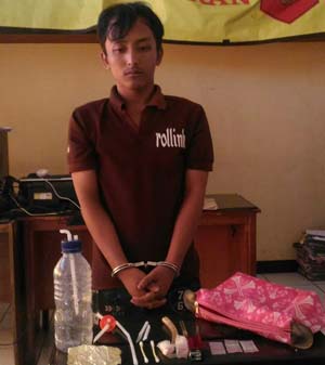 Tersangka saat berada di Mapolsek Kenjeran