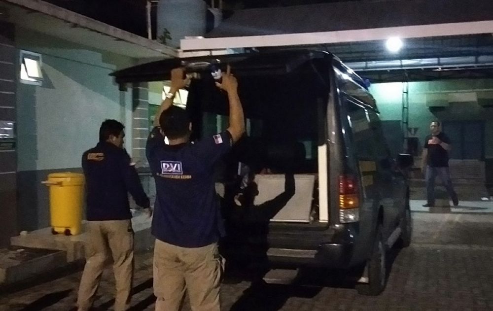 Tim forensik melakukan proses otopsi