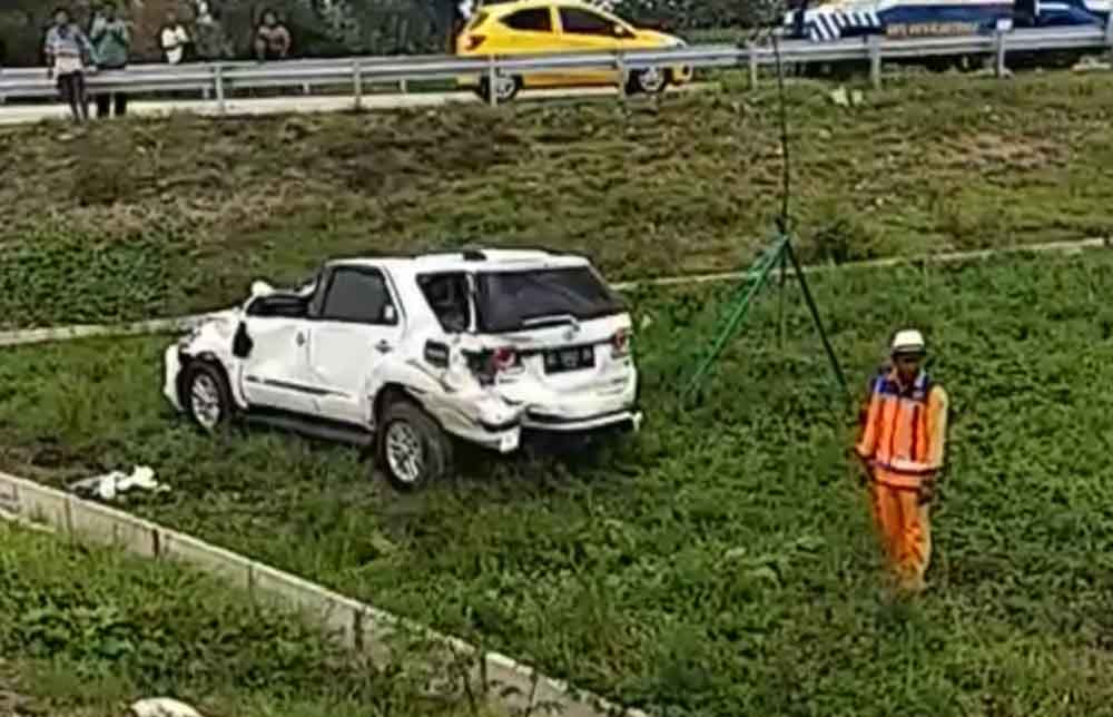 Mobil Fortuner ringsek usai menabrak pembatas Jalan Tol Ngawi-Madiun