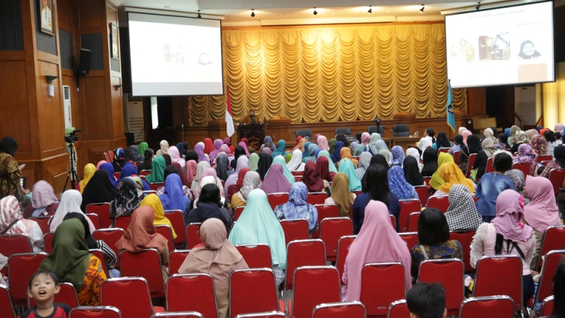 Wali Kota Risma saat memberi pengarahan kepada para istri outsorurcing di Graha Sawunggaling/Foto: istimewa