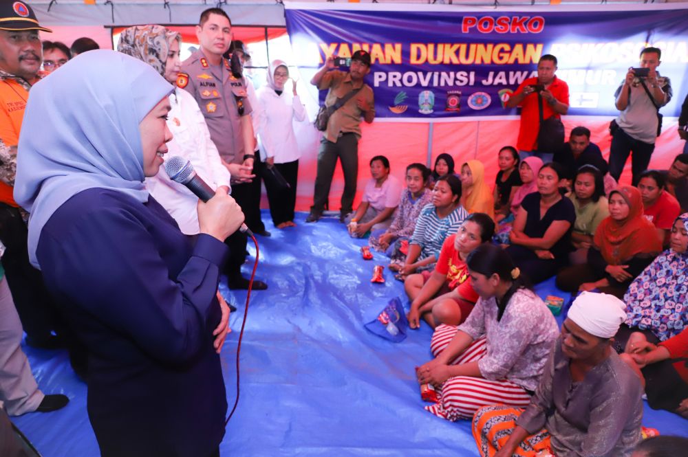 Wali Kota Risma saat memberikan hewan kurban kepada pengurus PCNU Surabaya/Foto: istimewa