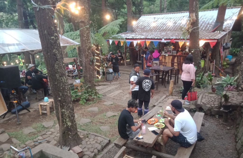 Ubah Citra Tretes dari Lokasi Prostitusi, 17 Pemuda Rintis Kafe di Hutan Pinus