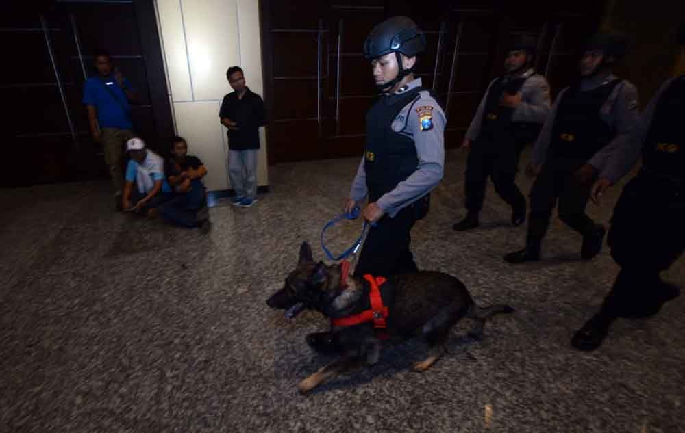 Anggota Polrestabes Surabaya melakukan pengamanan di Grand City terkait pelarangan konser