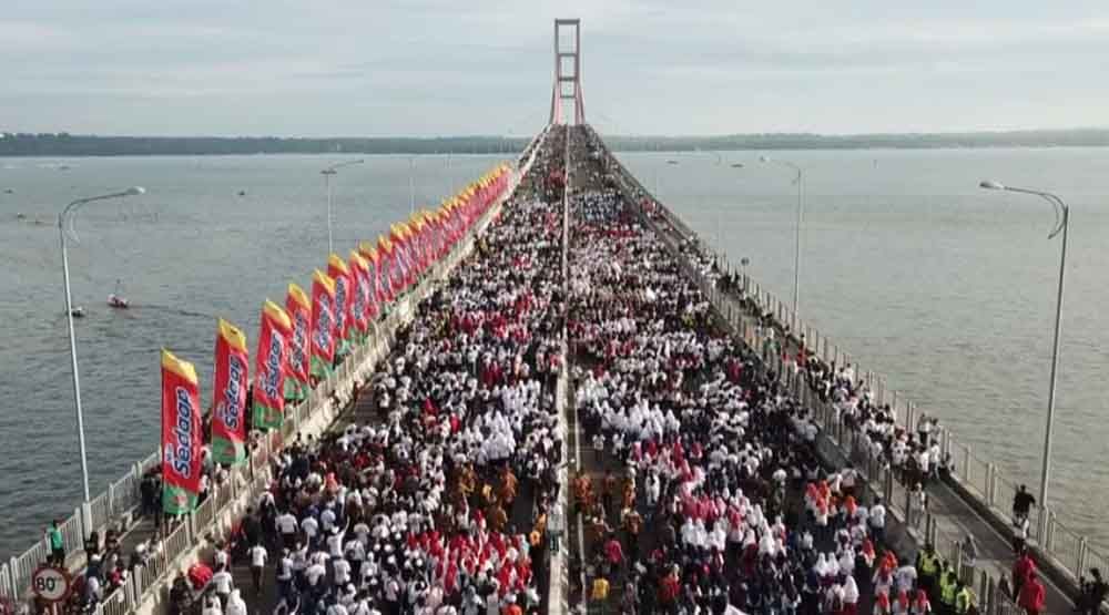 Ribuan masyarakat tumplek blek di Jembatan Suramadu