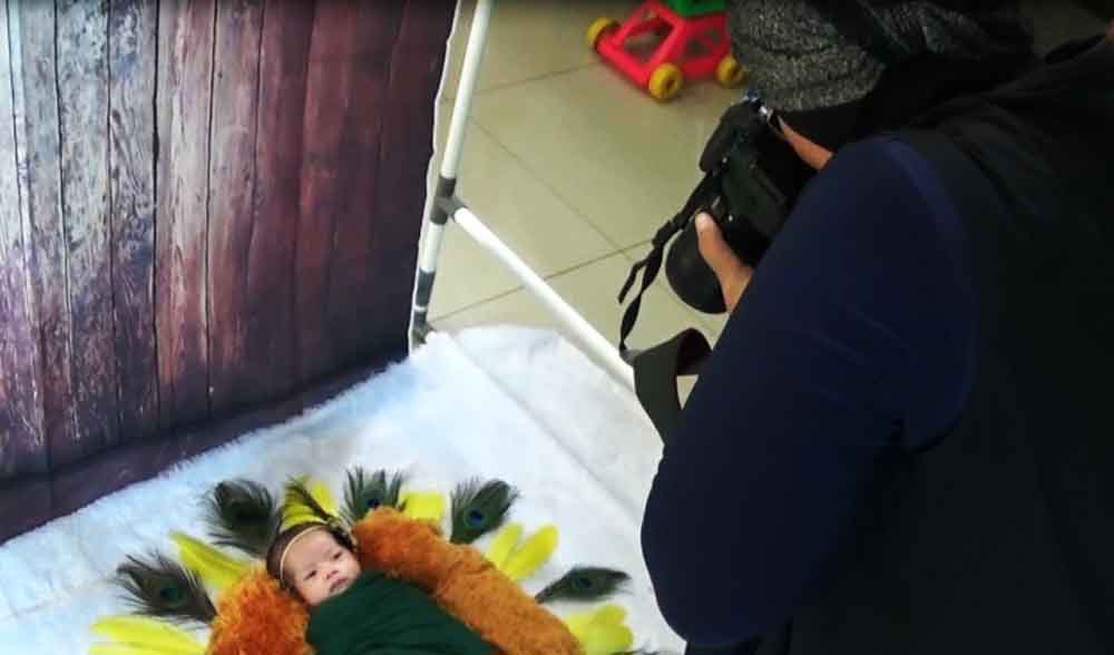 Fotografer sedang memotret balita
