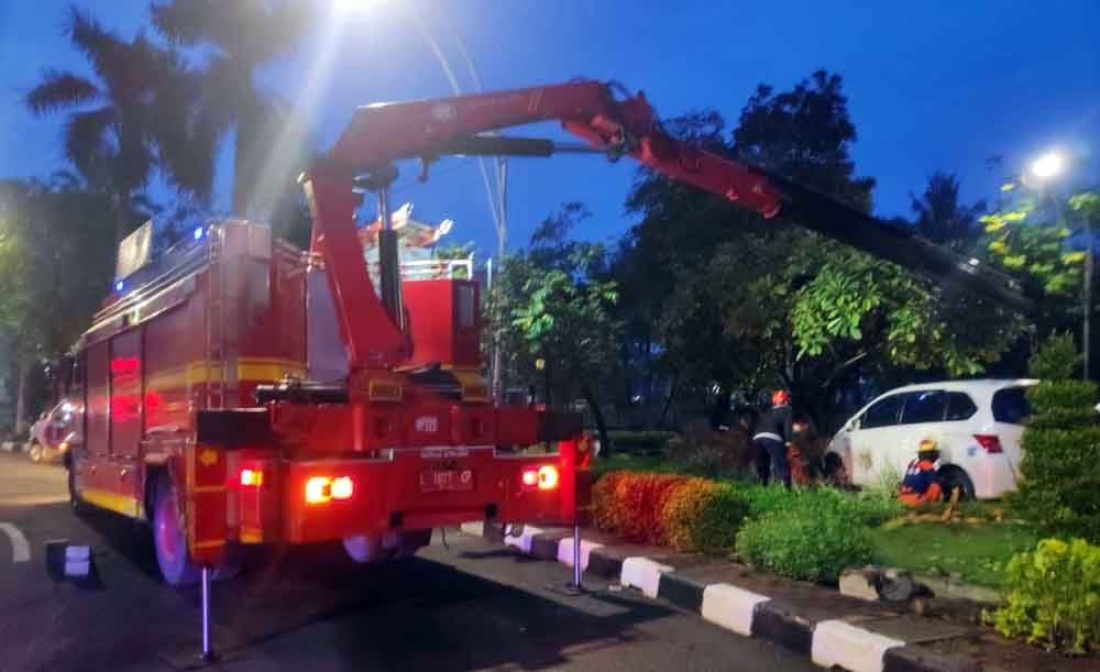 Evakuasi terhadap mobil Freed yang masuk Taman Jemursari