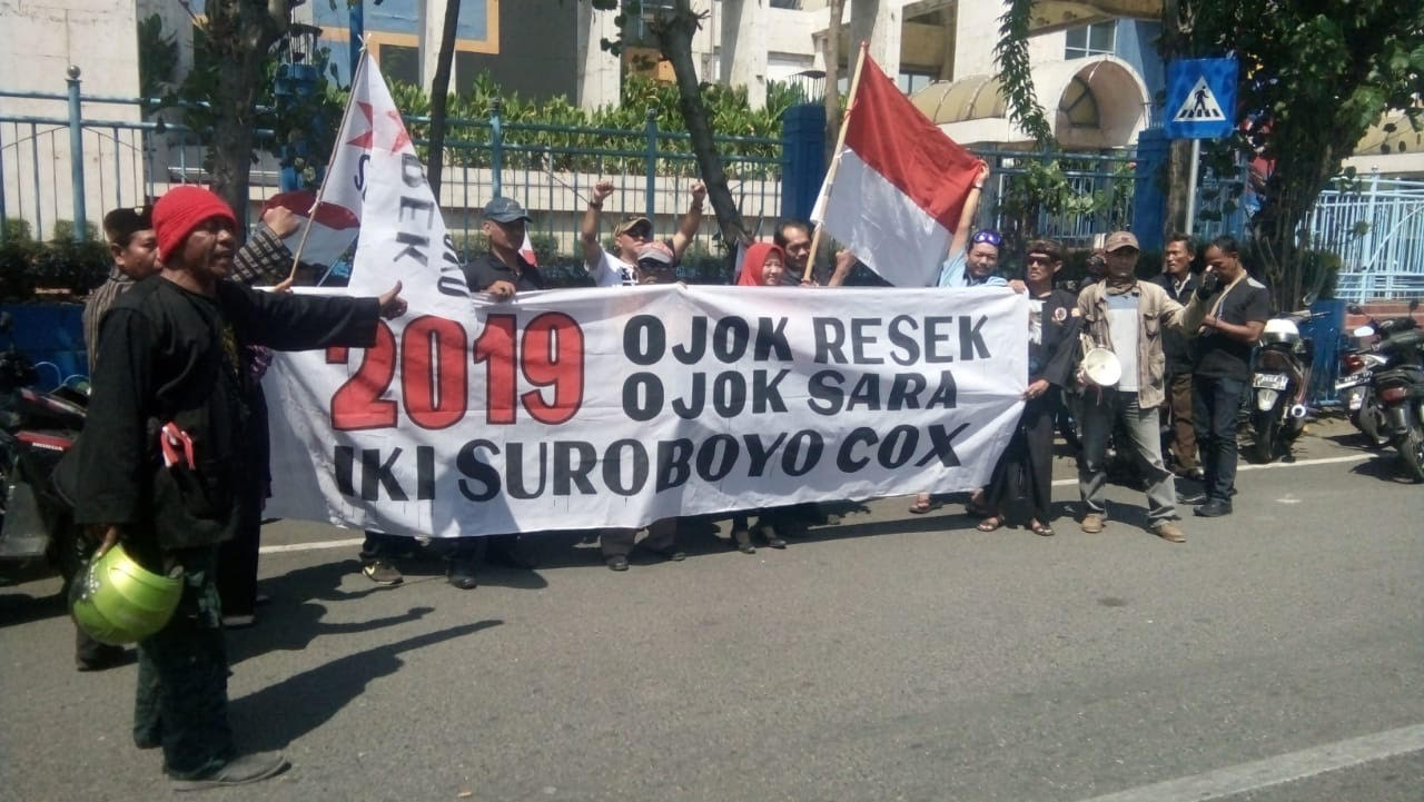 Massa aksi dari Arek Suroboyo di depan Gedung Negara Grahadi Surabaya.