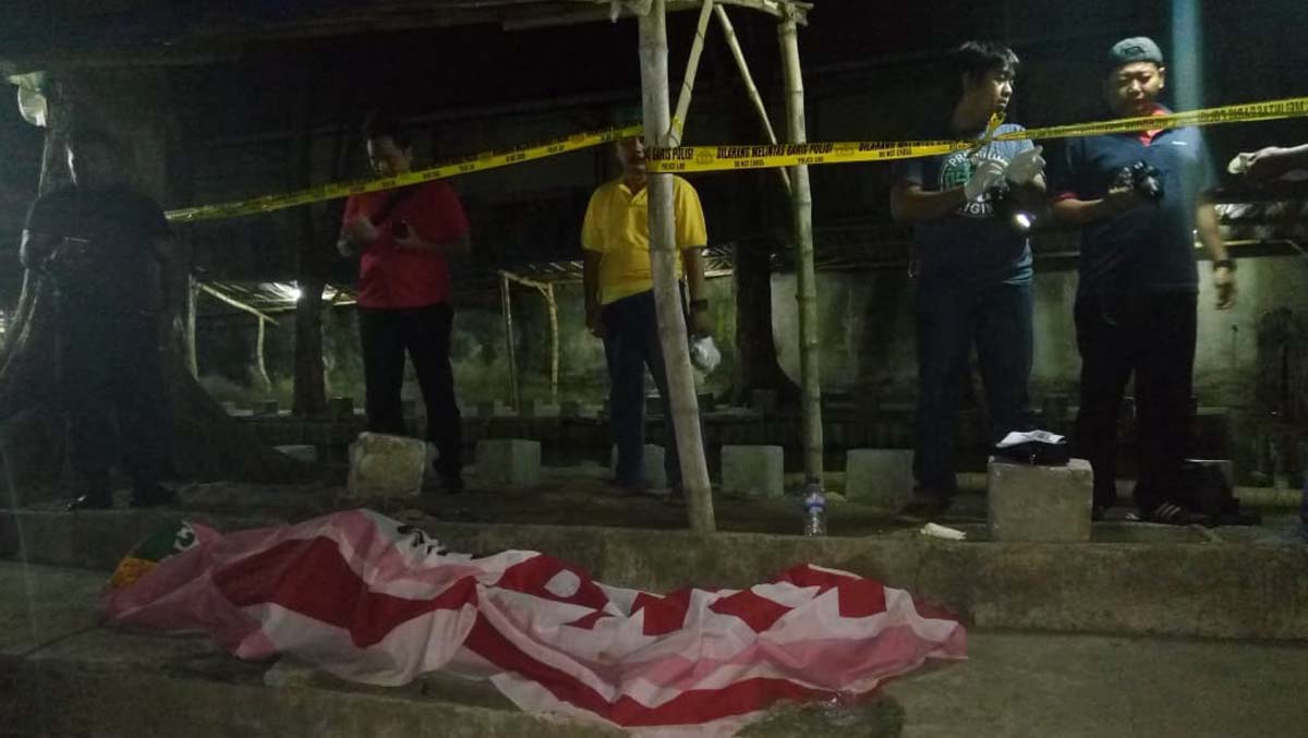 Korban saat di evakuasi dari dalam kolam pancing