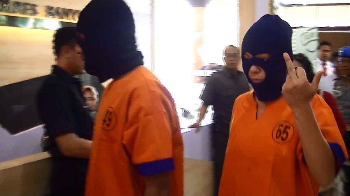 Pelecehan! Tersangka Narkoba Acungkan Jari Tengah di Depan Kapolres