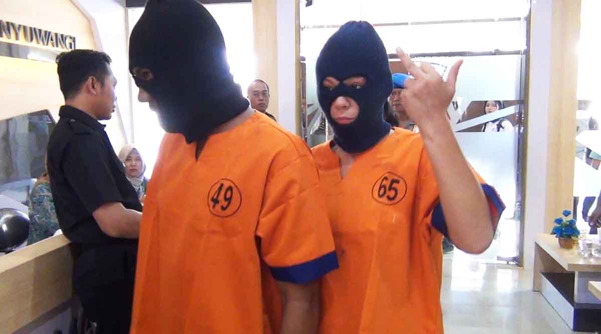 Tersangka Michelle Justine saat mengacungkan jari tengah didepan kamera.