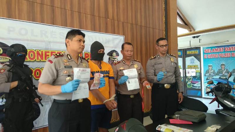 Wakapolres Madiun, Kompol Rentrix Ryaldi Yusuf saat jumpa pers kasus wartawan gadungan, Selasa (18/9/2018).