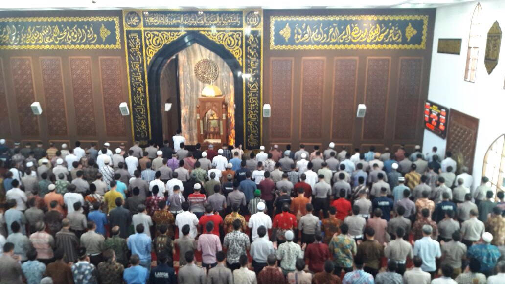 Salat gaib di Masjid Nurul Arif Nurul Huda Mapolda Jatim.
