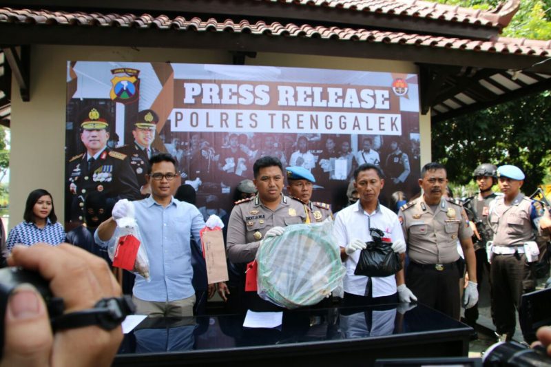 Polisi memamerkan barang bukti/Foto: Polres Trenggalek