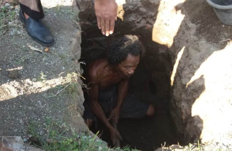 Mbah Mulyono saat menggali kuburan ibunya/Foto: Mita Kusuma