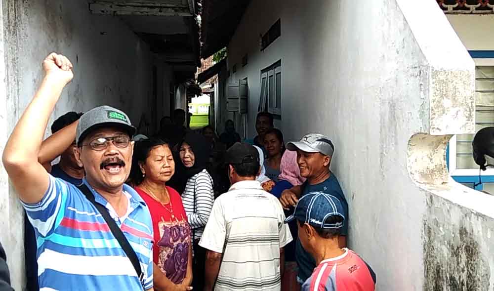 Masyarakat Kelurahan Boyolangu protes penutupan gang kampung


