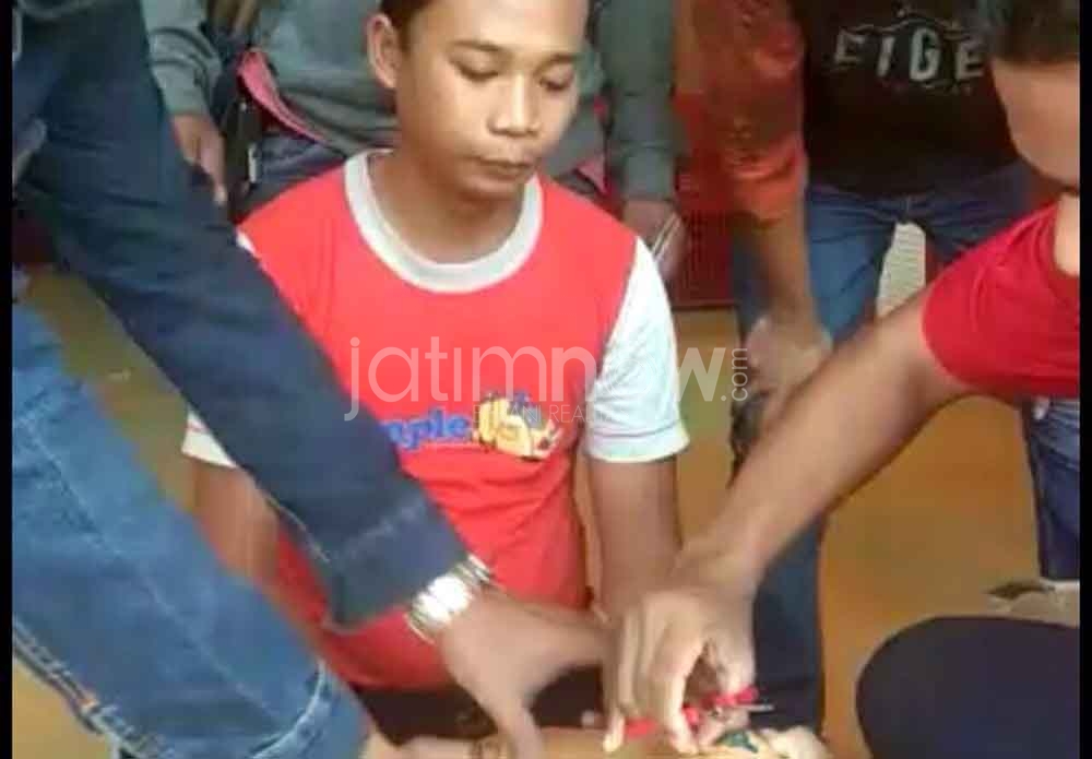 Tersangka saat membuka barang bukti 7 kg ganja