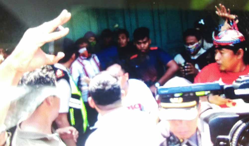 Petugas polisi berupaya mengamankan orang yang diduga provokator