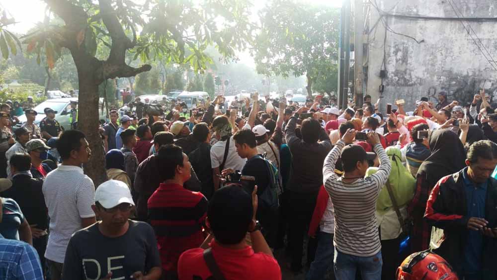 Proses negosiasi massa aksi dengan polisi