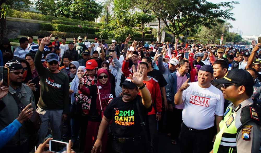 Aksi Dibubarkan, Pro #2019GantiPresiden Pilih Kelilingi Tugu Pahlawan