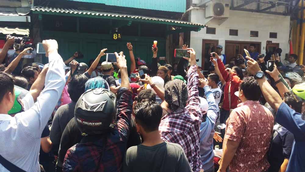 Massa pro dan kontra #2019GantiPresiden terlibat aksi saling dorong