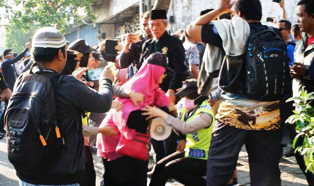 Bripda Agis saat membubarkan aksi