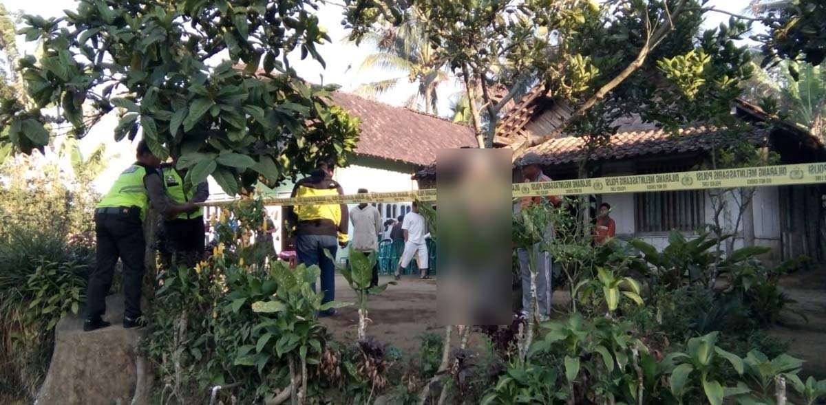 Petugas melakukan olah tempat kejadian perkara