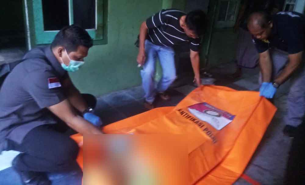 Evakuasi jenazah korban gantung diri di Pasuruan