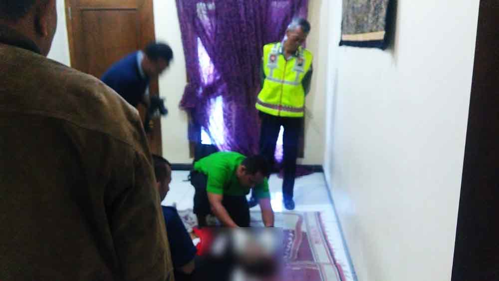 Petugas melakukan pemeriksaan korban gantung diri