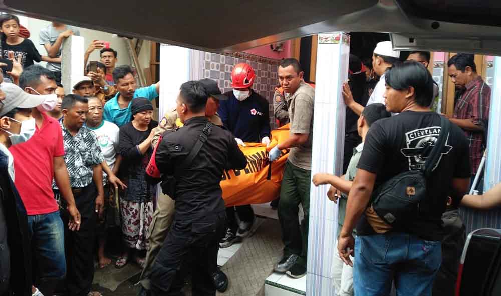 Proses evakuasi jenazah gantung diri