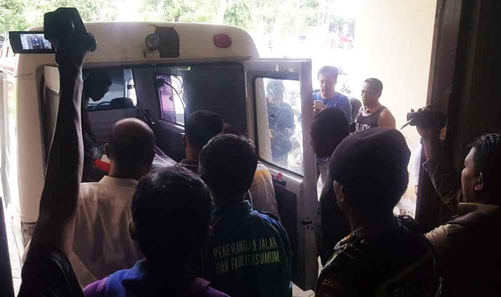 Evakuasi jenazah korban gantung diri