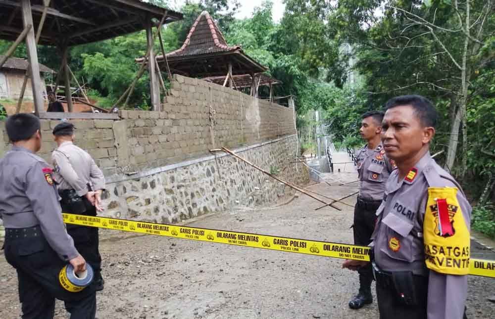 Polisi memasang garis police line