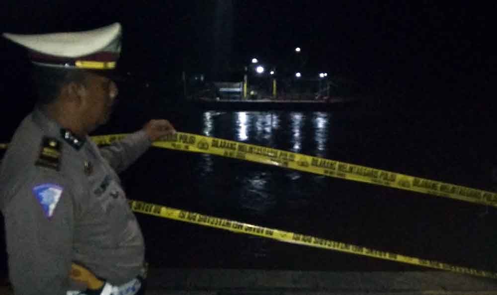 Polisi memasang police line