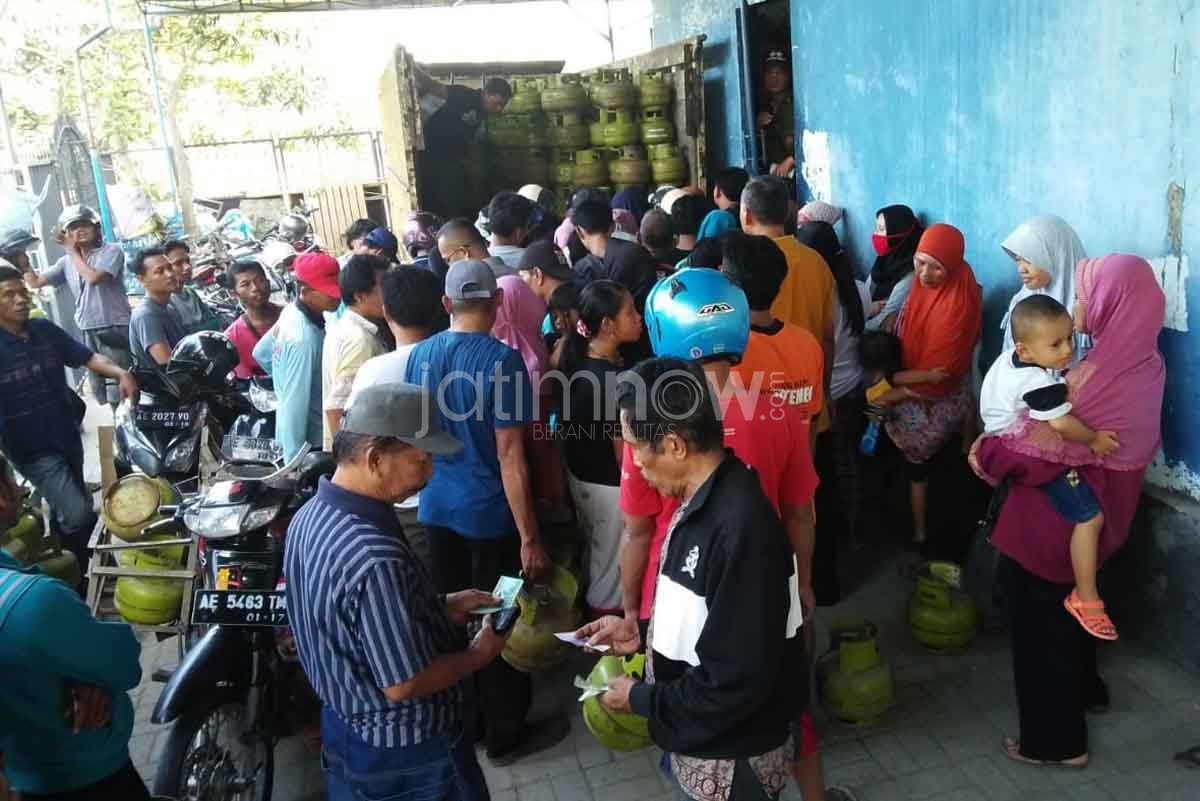 Antrian warga membeligas melon di salah satu pengecer di Ponorogo