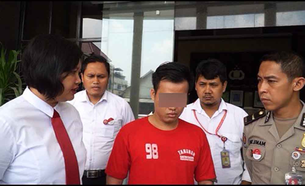 SM (kaos merah tahanan) saat di Mapolrestabes Surabaya