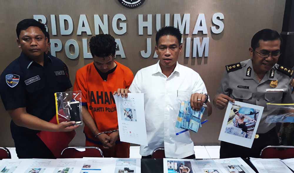 Tersangka saat berada di Mapolda Jatim