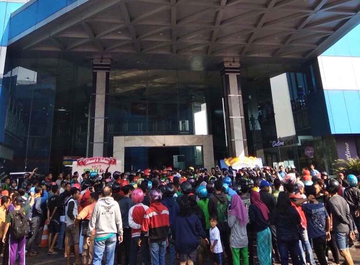 Antrian tiket pertandingan Persebaya vs Arema.