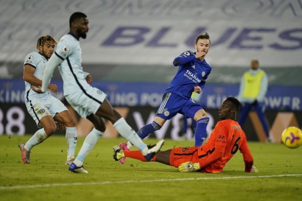 Gelandang Leicester City James Maddison menjebol gawang Chelsea (Foto: EPA-EFE/Tim Keeton)


