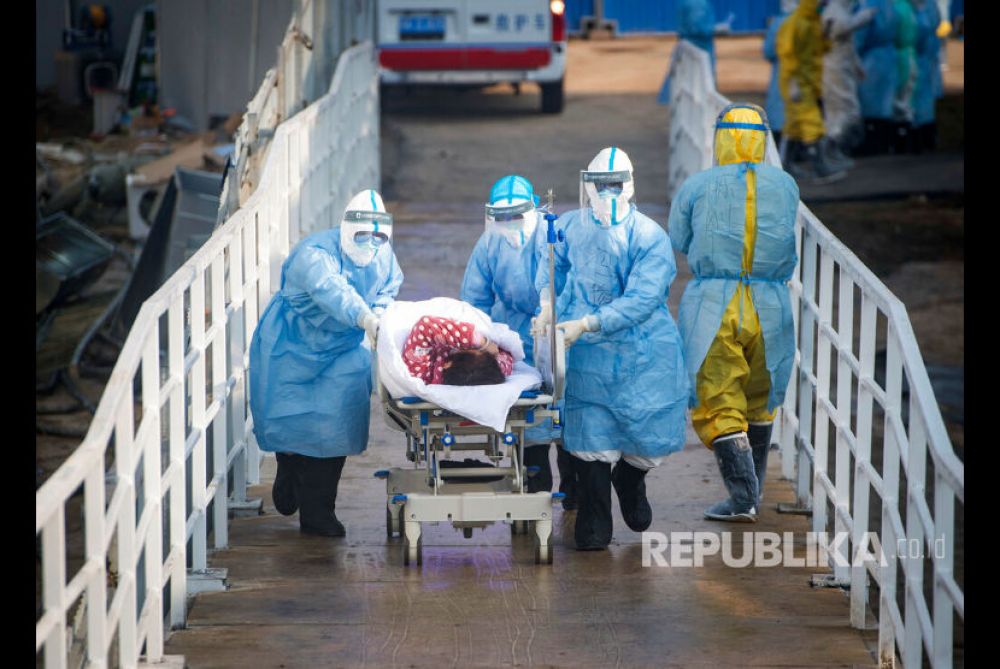 Gelombang pertama pasien positif virus Corona memasuki Rumah Sakit Huoshenshan di Wuhan, Hubei, China. Rumah Sakit darurat yang didirikan dalam waktu 10 hari ini dibuat khusus bagi korban virus Corona (Foto: Xiao Yijiu/Xinhua via AP)


