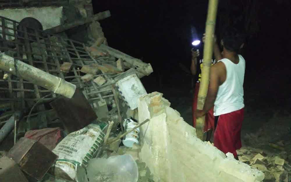 Puing-puing bangunan rumah warga di Sumenep yang roboh akibat gempa
