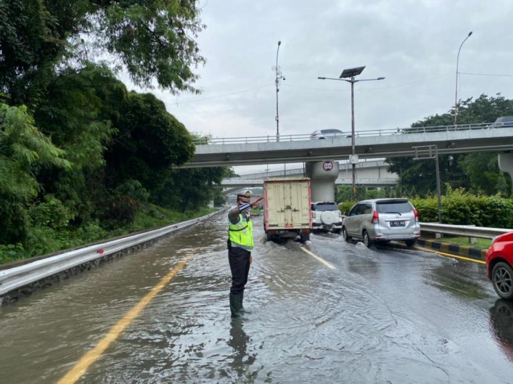 Sejumlah Ruas Jalan Tol di Jakarta-Tangerang Terendam Banjir