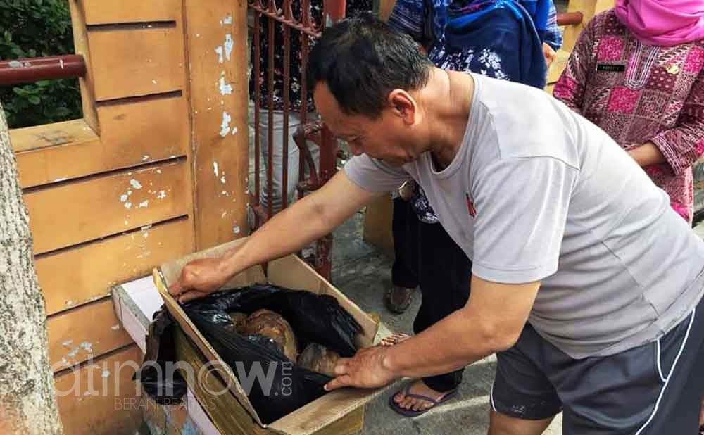 Kotak berisi kelapa milik pelaku gendam