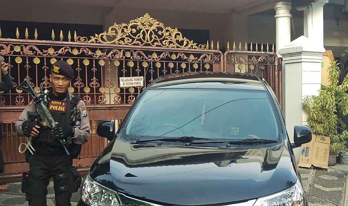 Penggeledahan rumah di Jalan Kanginan Surabaya oleh Mabes Polri.