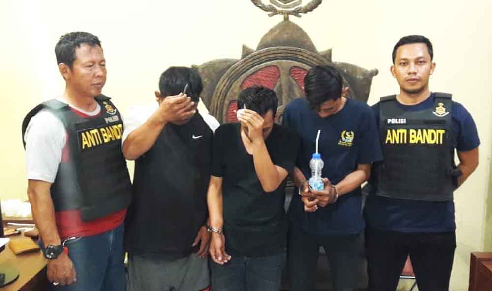 Tiga tersangka saat diamankan di Mapolsek Lakarsantri Surabaya
