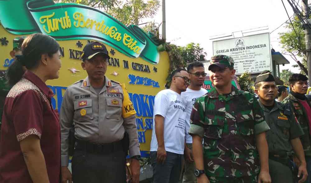 Kapolrestabes Surabaya Kombes Pol Rudi Setiawan bersama Danrem Surabaya Kolonel Kav M. Zulkifli meninjau langsung pelaksanaan misa di Gereja Kristen Indonesia (GKI) Surabaya