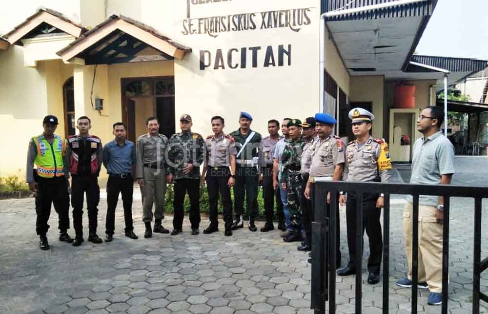 Salah satu pengamanan Gereja di Pacitan