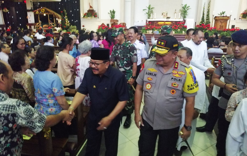 Gubernur Jawa Timur Soekarwo bersama Kapolda Jatim Irjen Pol Luki Hermawan mengunjungi Gereja Santa Maria Tak Bercela