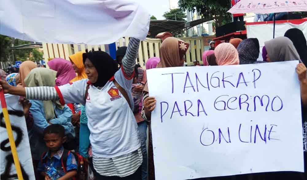 Salah satu peserta aksi mengenakan kaos partai