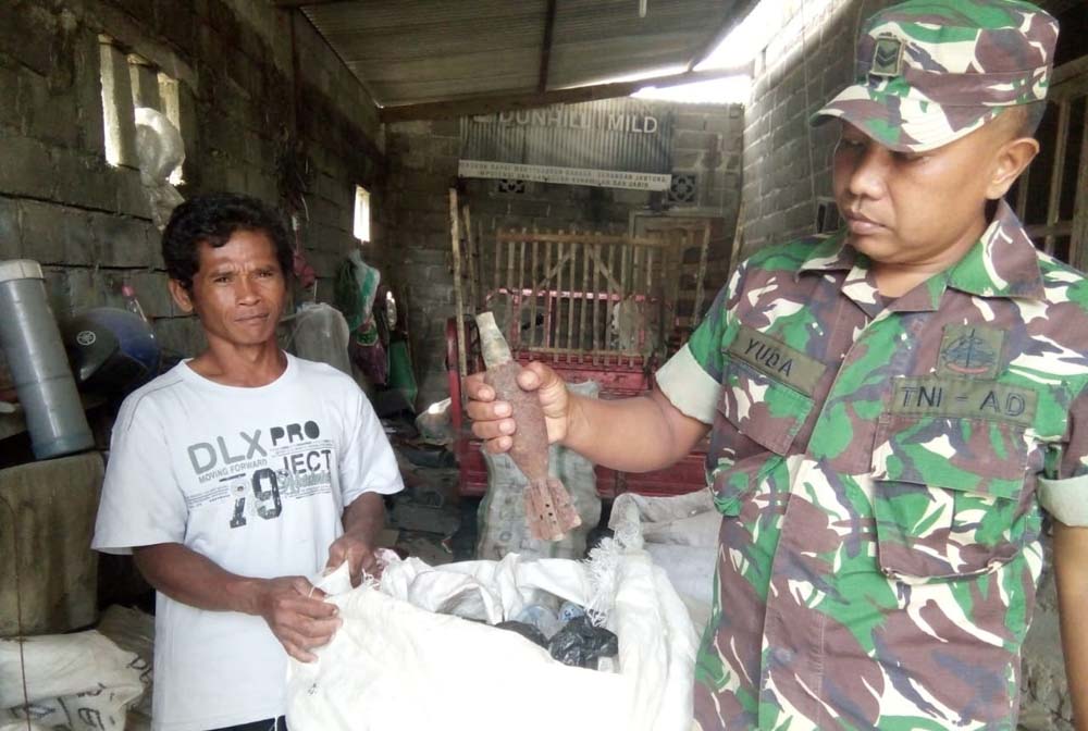 Koptu Edi Sopyan memegang granat mortir yang diperkirakan masih aktif