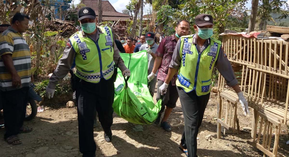 Petugas mengevakuasi jenazah nenek Boerah